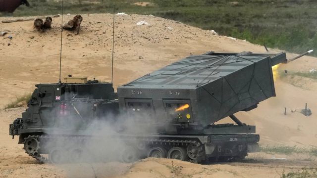 Le M270 Multiple Launch Rocket System (MLRS) de l'armée britannique tire lors de l'exercice militaire Summer Shield 2022 sur la base militaire d'Adazi, en Lettonie