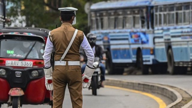 இலங்கை போக்குவரத்துப் போலீஸ்.