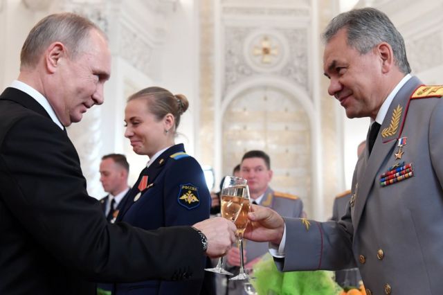 Rusya Devlet Başkanı Vladimir Putin ve Savunma Bakanı Sergey Şoygu, Suriye'de savaşan askerler onuruna düzenlenen ödül töreninde kadeh tokuştururken
