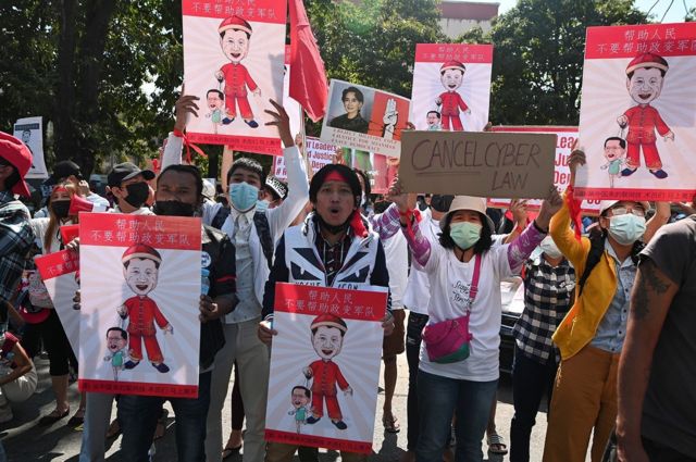 成百上千的缅甸反政变示威者在中国驻该国大使馆前示威。