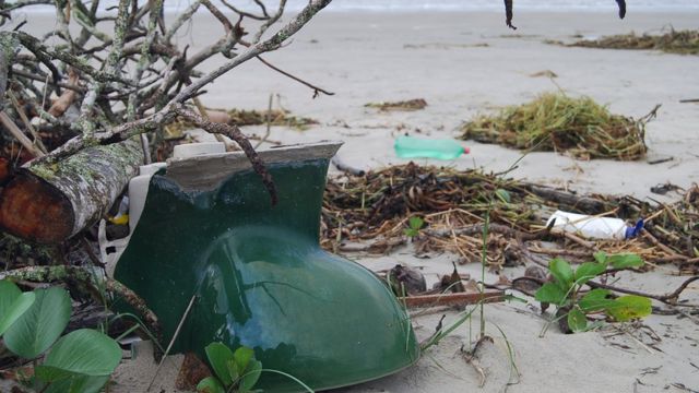 Poluição por plástico: a cidade sufocada por 17 mil toneladas de resíduos -  BBC News Brasil