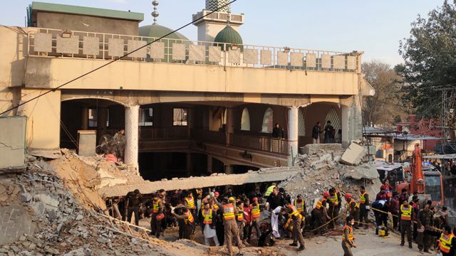 Bom Bunuh Diri Di Masjid Pakistan: Korban Tewas Ledakan Mencapai 100 ...