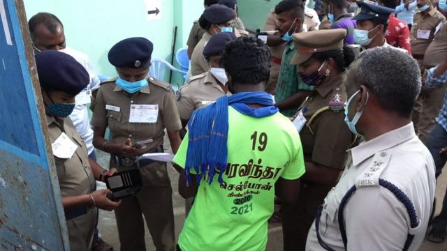 பாதுகாப்பு நடவடிக்கைகளில் ஈடுபட்டுள்ள காவல் துறையினர்