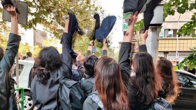 Adolescentes protestaram tirando o hijab