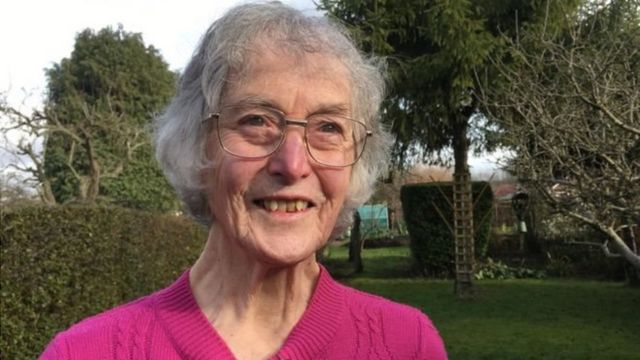 Janet Osborne espère pouvoir continuer à jardiner si sa perte de vision est stoppée.