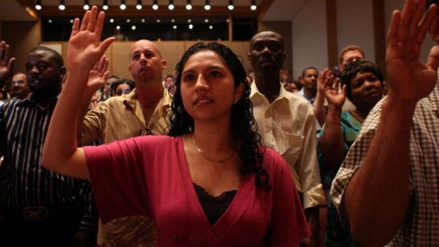 Carolina Blanco, originaire d'El Salvador, et d'autres, sont assermentés pour devenir citoyens américains au cours d'une cérémonie de naturalisation le 30 août 2007 à Fort Lauderdale, en Floride