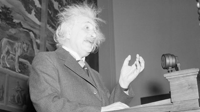 Einstein despeinado dando una charla en Washington en 1940.
