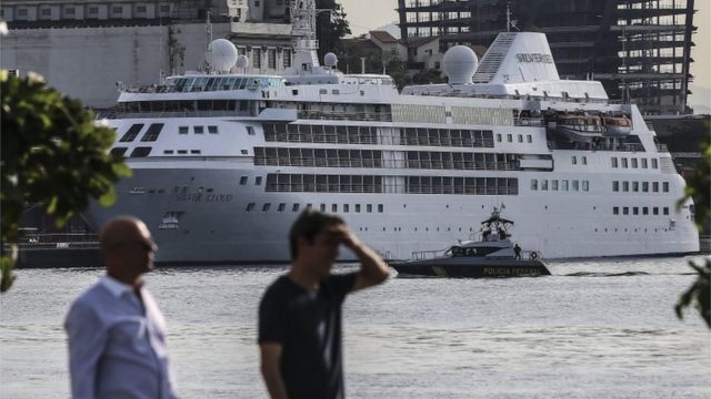 Lancha da Polícia Federal é uma das medidas de segurança adotadas ao redor do navio, que ainda conta com muro capaz de deter tiros de fuzil