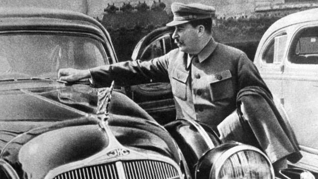 Иосиф Сталин поправляет дворники автомобиля