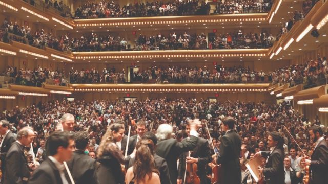 Maestro regendo no Lincoln Center, em Nova York