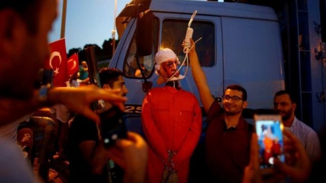 الحكومة التركية تتهم غولن بأنه العقل المدبر للانقلاب الفاشل عام 2016