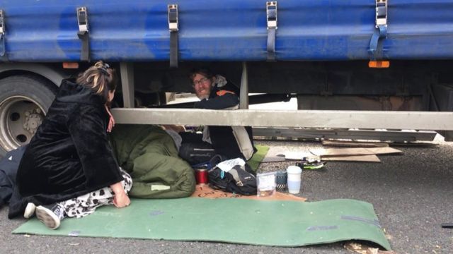 在泰晤士河的滑鐵盧大橋上，4名抗議者用強力膠水和鐵鏈將自己鎖在一輛大卡車的下面。