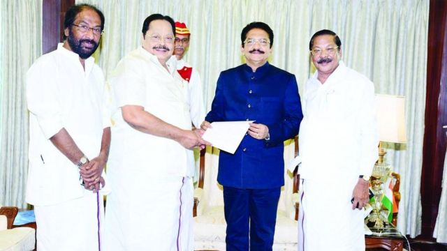 தமிழக அரசை கலைக்கக் கோரி ஆளுநரிடம் திமுக மனு