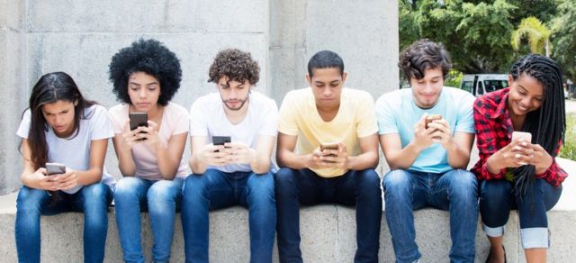 Jóvenes usando el celular