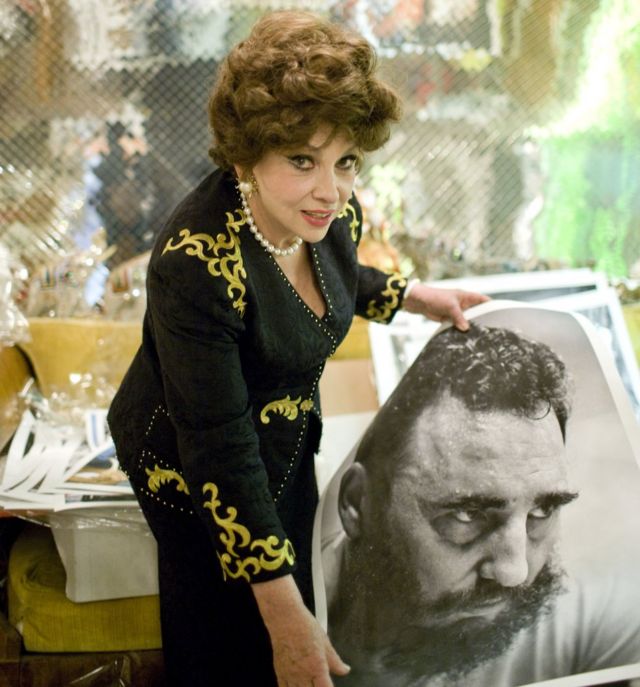 Gina Lollobrigida with a photo of Castro