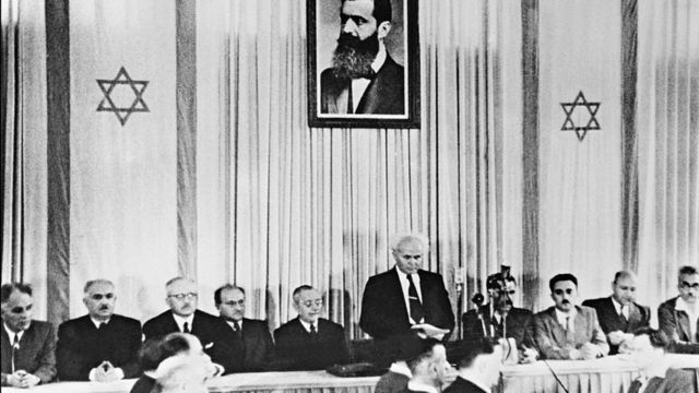 El primer primer ministro israelí, David Ben-Gurion, en la proclamación oficial del Estado de Israel, el 14 de mayo de 1948, en Tel Aviv.