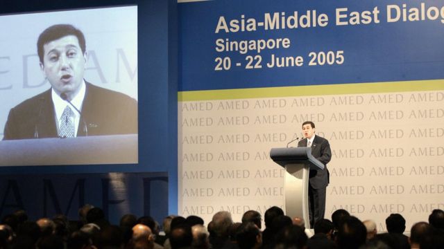 عوض الله يلقي خطابا في مؤتمر الحوار العربي الآسيوي عام 2005