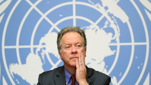 Atual presidente do PMA, um homem branco de meia-idade, em frente ao logo da ONU