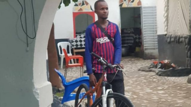 Mamadou Safayou Barry avec son vélo