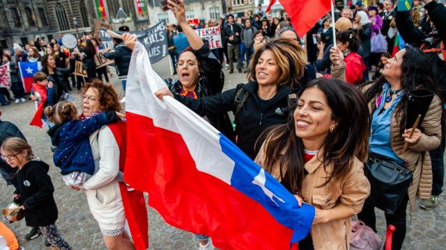Şili'de protesto yapan kadınlar