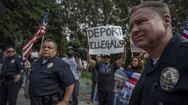 Grupos de personas a favor de las deportaciones en Estados Unidos