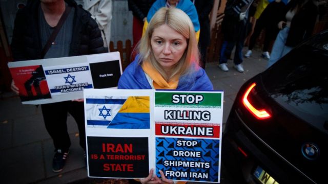 Una mujer en una protesta en Polonia, el 17 de octubre de 2022. Varios cientos de personas se reunieron frente a la embajada iraní para protestar por el suministro de drones a Rusia.