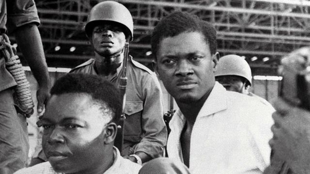 Une photo prise en décembre 1960 montre des soldats gardant Patrice Lumumba (à droite), Premier ministre du Congo-Kinshasa de l'époque, et Joseph Okito (à gauche), vice-président du Sénat, lors de leur arrestation à Léopoldville (aujourd'hui Kinshasa).