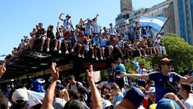 Some fans climbed the roof of the bus stations to wait for the national team bus