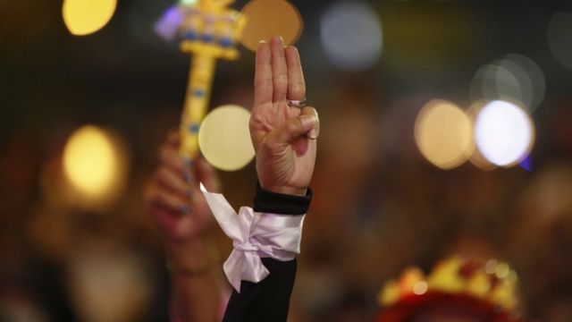 ผู้ชุมนุมชูสามนิ้ว