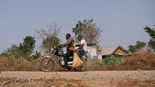 Dos hombres en una moto en Camerún