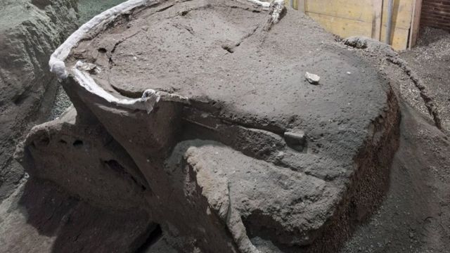 Фотография колесницы с раскопок в Помпеях