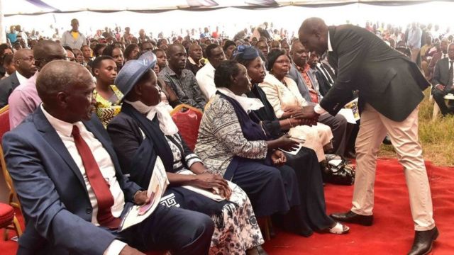 Naibu wa rais Dkt William Ruto akimpatia pole mjane wa marehemu wakati wa ibada ya mazishi ya sajenti Kenei