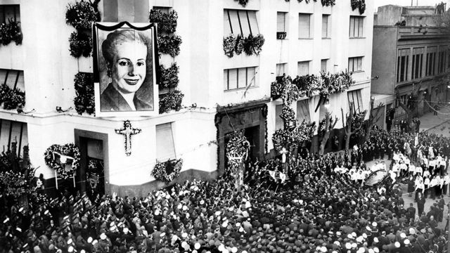 O momento em que o caixão de Eva Perón chegou ao prédio da CGT em Buenos Aires