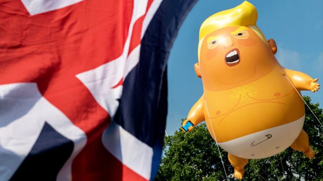Un inflable con la figura de Trump