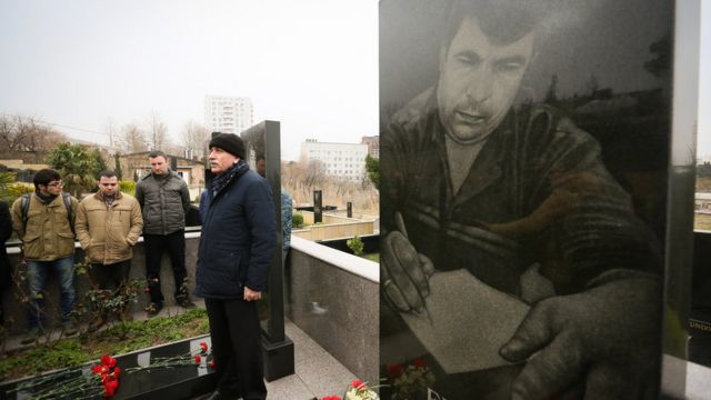Jurnalistlər Elmar Hüseynovun məzarı başına toplaşırlar