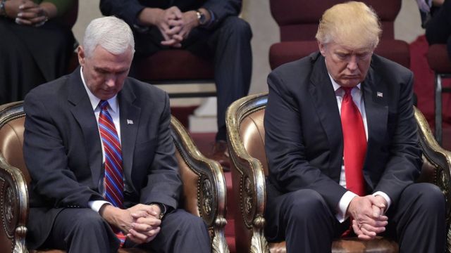 Trump en oración durante una conferencia de pastores evangélicos