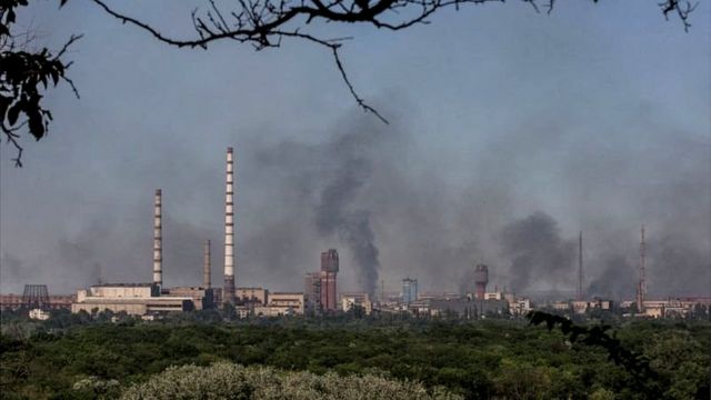 Дым над заводом “Азот” в Северодонецке, 10 июня 2022 года