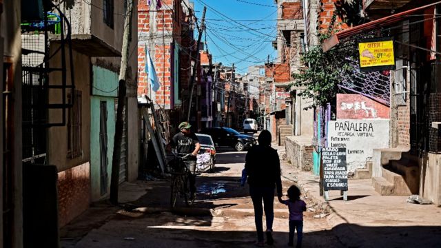 Una madre y su hijo caminan en un barrio pobre en Buenos Aires