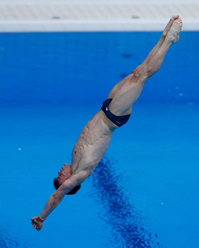 Homem fazendo salto em piscina