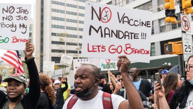 акция протеста муниципальных работников Нью-Йорка против обязательных прививок