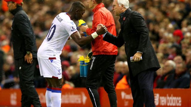 Le congolais Yannick Bolasie célèbre son but avec son coach, Alan Pardew.
