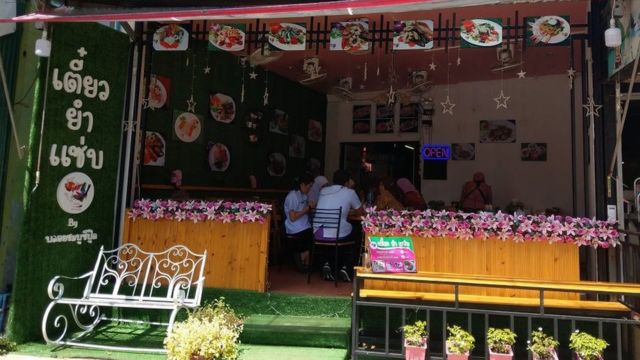 ร้านอาหารของเฉลิมพรเป็นร้านอาหารเล็ก ๆ มีโต๊ะนั่งไม่กี่ตัว