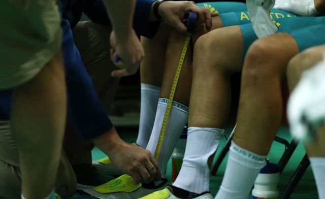 Un juez mide la altura del calcetín del equipo de Australia en Río 2016