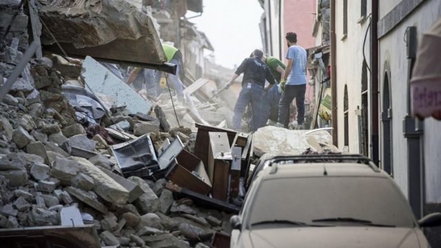 Rescatistas buscan sobrevivientes entre los escombros en Italia