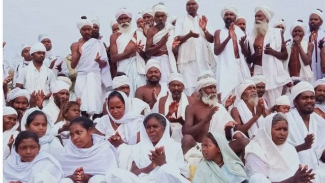 பிர்சாய்த் மதத்தைச் சேர்ந்தவர்கள்