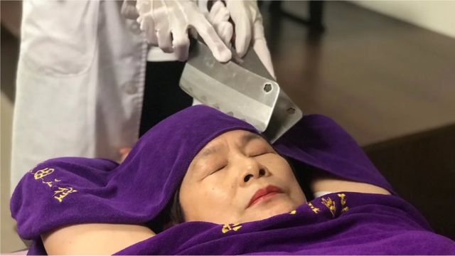 Kukandwa kwa kutumia kisu kulianzia China zaidi ya miaka 2000 iliyopita
