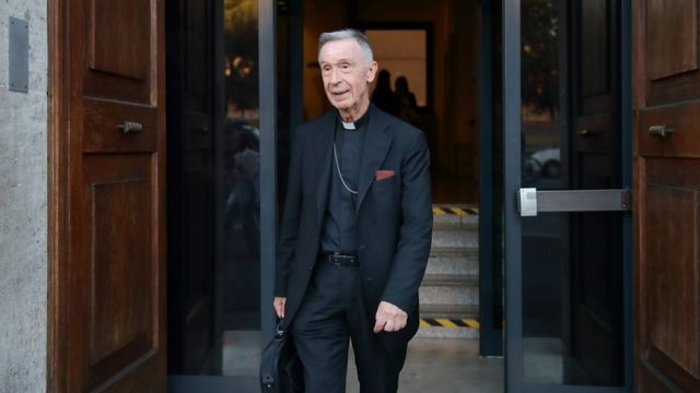 Cardeal Luis Francisco Ladaria Ferrer saindo de porta de prédio do Vaticano