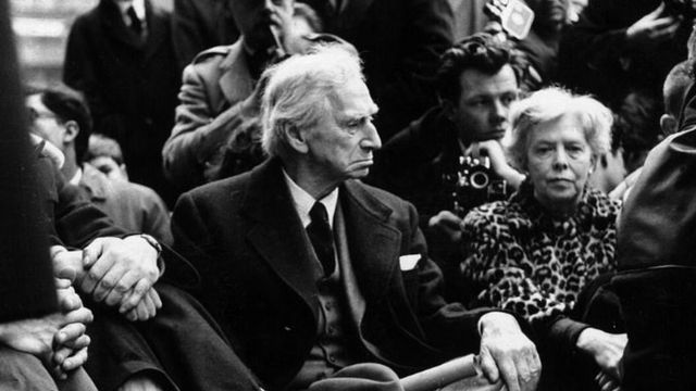 Знаменитый британский философ, математик и общественный деятель Бертран Расселл на сидячей антивоенной демонстрации протеста у здания министерства обороны Великобритании 18 февраля 1961 года