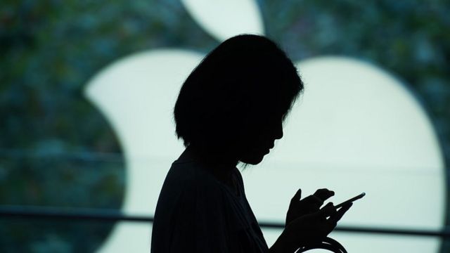 Mujer usando iPhone