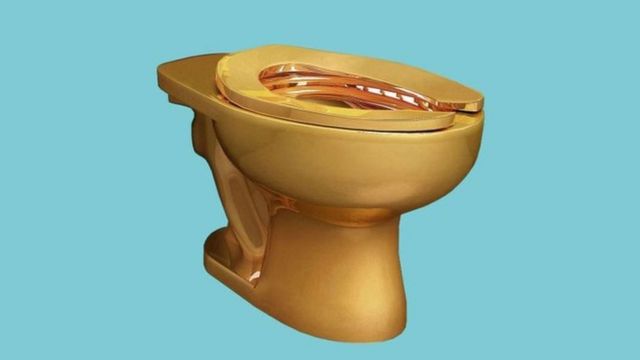 L'artiste a laissé entendre plus tôt cette année que cette toilette en or avait été inspirée par l'inégalité économique